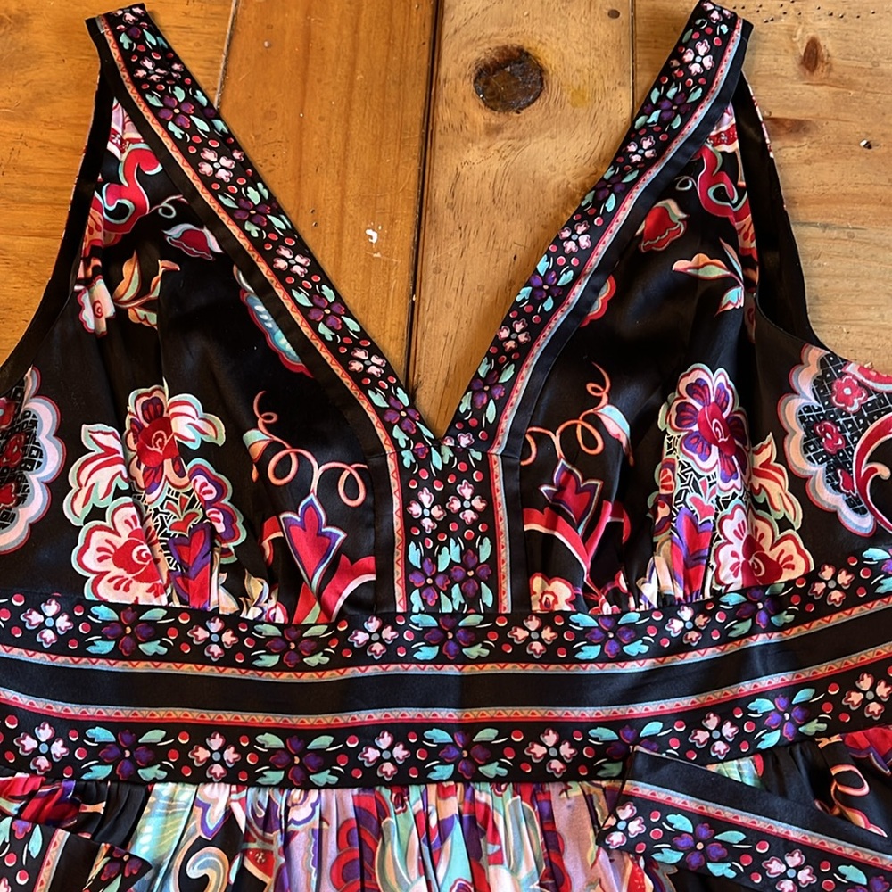 ECI Black Floral Border Print V-Neck Silk Dress - Picture 3 of 10